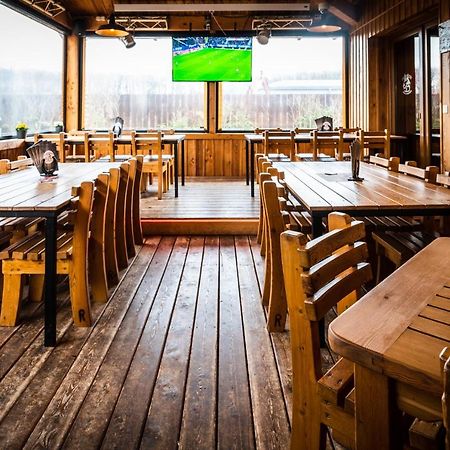 Roadcamp - American Motel & Sportsbar มาร์ล ภายนอก รูปภาพ